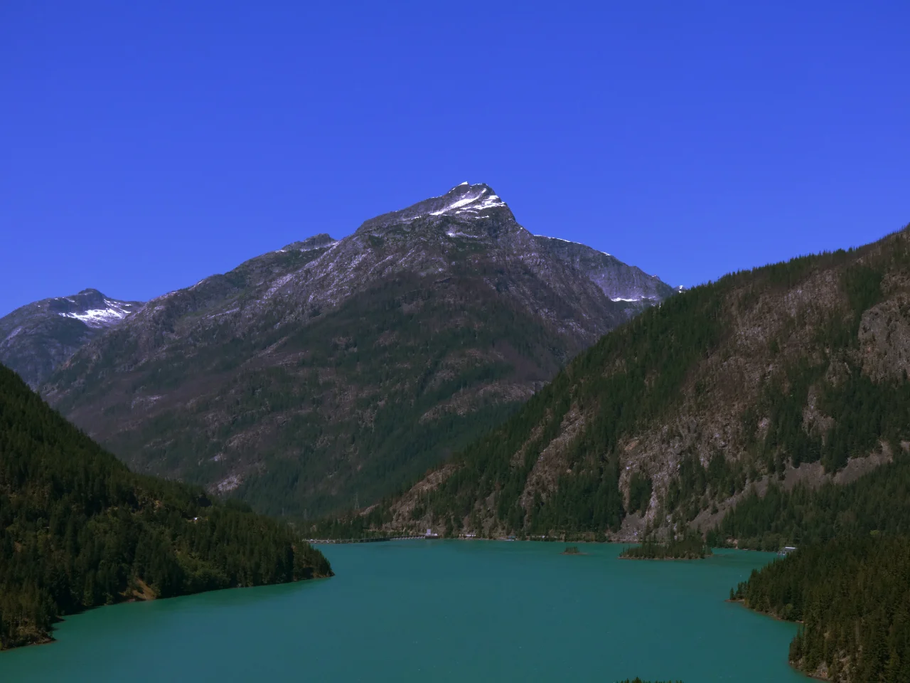 Diablo Lake surrounded by mountains.